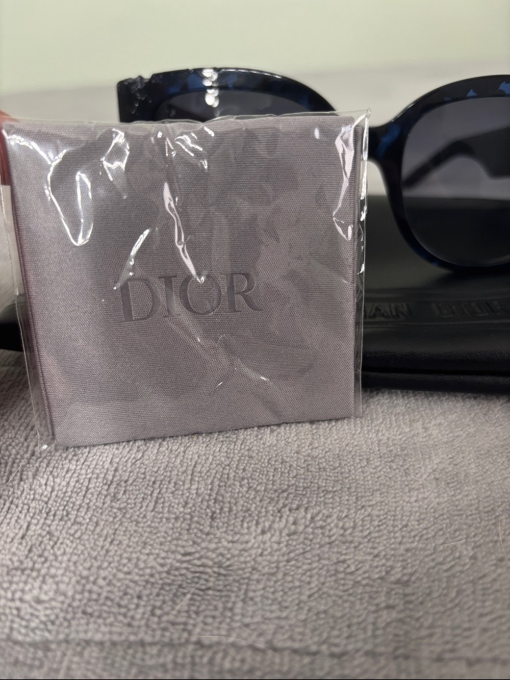 Dior Women's Navy Tortoiseshell Cat-Eye Sunglasses - Picture 9 of 9